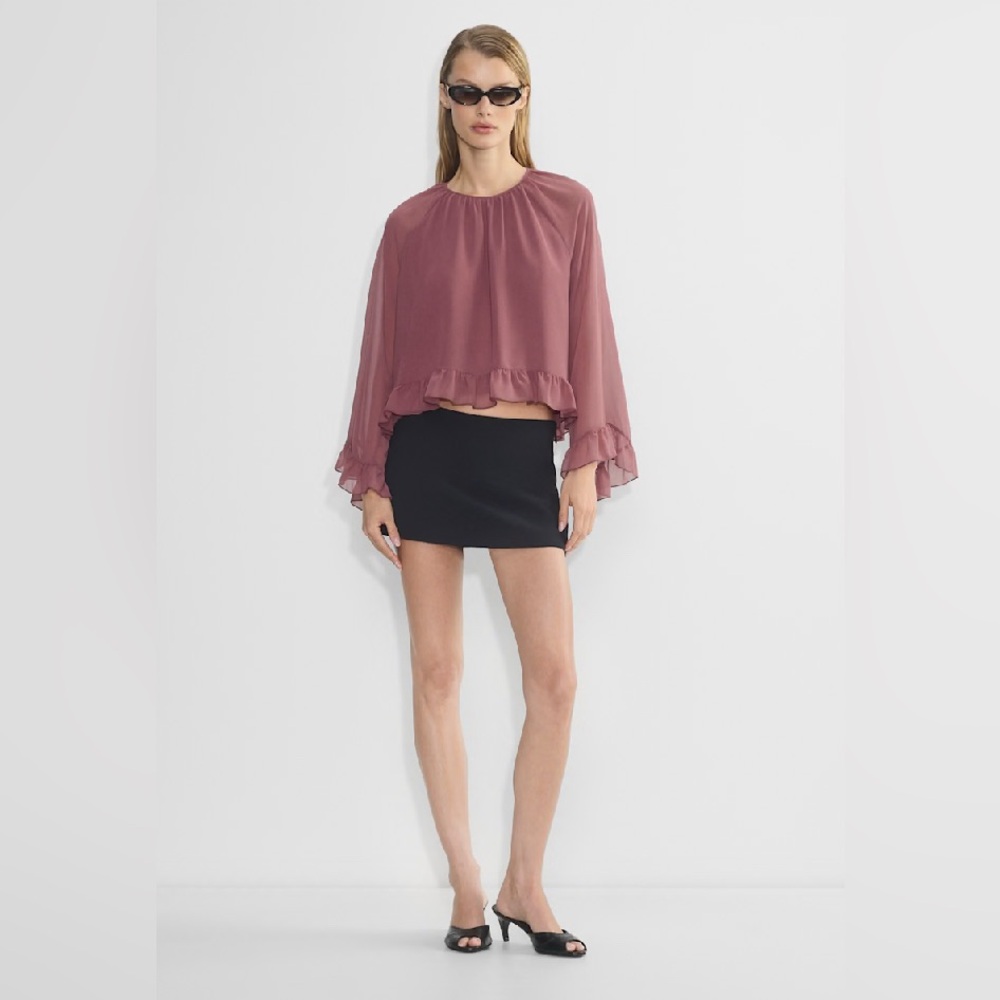 NEW Aritzia Wilfred Gossamer Blouse
Chiffon ruffle blouse Size S